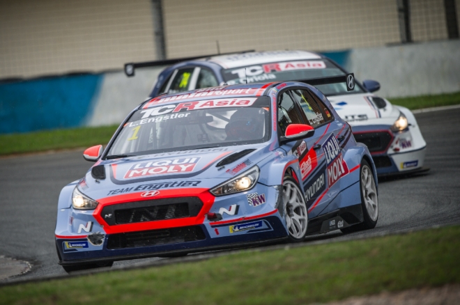 현대자동차는 고성능 경주차 ‘i30 N TCR’이 이달 2일부터 4일까지 중국 주하이 인터내셔널 서킷(Zhuhai International Circuit)에서 개최된 TCR 아시아 시리즈 두번째 대회에서 두번의 결승 모두 우승했다. 이번 대회에는 폭스바겐 ‘골프 GTI TCR’, 아우디 ‘RS3 LMS TCR’, 혼다 ‘시빅 Type R TCR’ 등 총 18대의 고성능 경주차가 출전한 가운데 ‘i30 N TCR’은 결승1에서 우승(루카 엥슬러∙리퀴몰리 팀 엥슬러)과 준우승(페페 오리올라∙쏠라이트 인디고 레이싱)을, 결승2에서는 우승(루카 엥슬러∙리퀴몰리 팀 엥슬러)과 준우승(디에고 모란∙리퀴몰리 팀 엥슬러), 3위(다니엘 미란다·유라시아 모터스포트)까지 포디움을 휩쓸었다. 사진은 i30 N TCR이 경주하고 있는 모습. 앞쪽 루카 엥슬러·리퀴몰리 팀 엥슬러, 뒤쪽 페페 오리올라·쏠라이트 인디고 레이싱 / 사진 제공 = 현대자동차