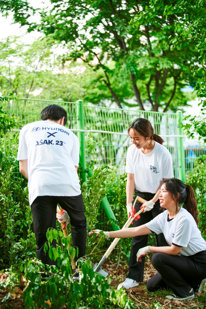 현대자동차(주)는 지난 4일(토) 서울시, 한국 대학생 홍보대사 연합(ASA-K: Association Student Ambassadors-KOREA), 사회적기업 트리플래닛(Tree Planet)과 함께 ‘화(花)려한 손길 캠페인’ 열한 번째 프로젝트로 당산초등학교(서울 영등포구 소재)를 선정해 학교 내·외부에 숲을 조성했다고 5일(일) 밝혔다. /사진 제공 = 현대자동차