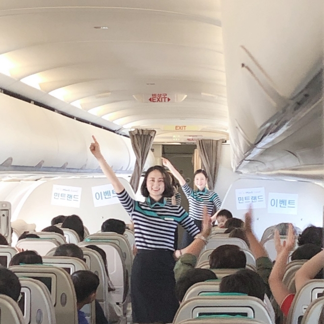 에어서울 민트랜드팀 어린이날 기내 공연 모습. / 사진 제공 = 에어서울