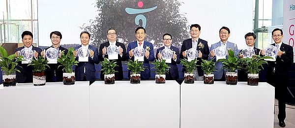 (왼쪽부터) 함영주 하나금융그룹 부회장, 이재현 인천 서구청장, 이학재 국회의원, 아키히코 시라야마 일본 TOZAI 대표이사, 김정태 하나금융그룹 회장, 이용범 인천 시의회의장, 송영길 국회의원, 김교흥 인천 서구갑 지역위원장, 최종윤 인천경제자유구역청 본부장, 지성규 KEB하나은행장. 사진=하나금융그룹 제공
