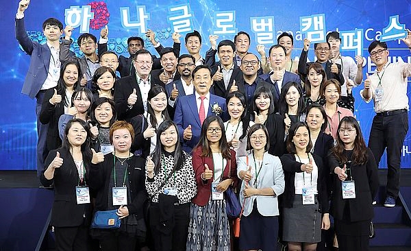 지난 4일 청라 하나글로벌캠퍼스에서 개최한 오픈 행사에서 김정태 하나금융그룹 회장(가운데)이 하나금융그룹의 전세계 24개국 190개 글로벌 네트워크에 소속된 해외 직원들과 함께 최고가 되자는 의미로 엄지 손가락을 치켜들며 기념촬영을 하고 있다. 사진=하나금융그룹 제공