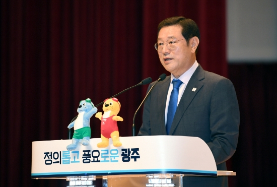 이용섭 광주광역시장은 7일 오전 시청 3층 대회의실에서 열린 5월 정례조회에서 제1회 추경예산의 신속한 집행 등을 당부했다./사진=광주광역시
