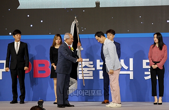 [포토] PBA 협회기 전달 받는 김영수 총재