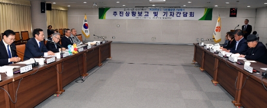 이용섭 광주광역시장이 7일 오전 시청 3층 중회의실에서 열린 ‘5·18기념사업 추진상황 보고회’에 참석해 인사말을 하고 있다./사진=광주광역시