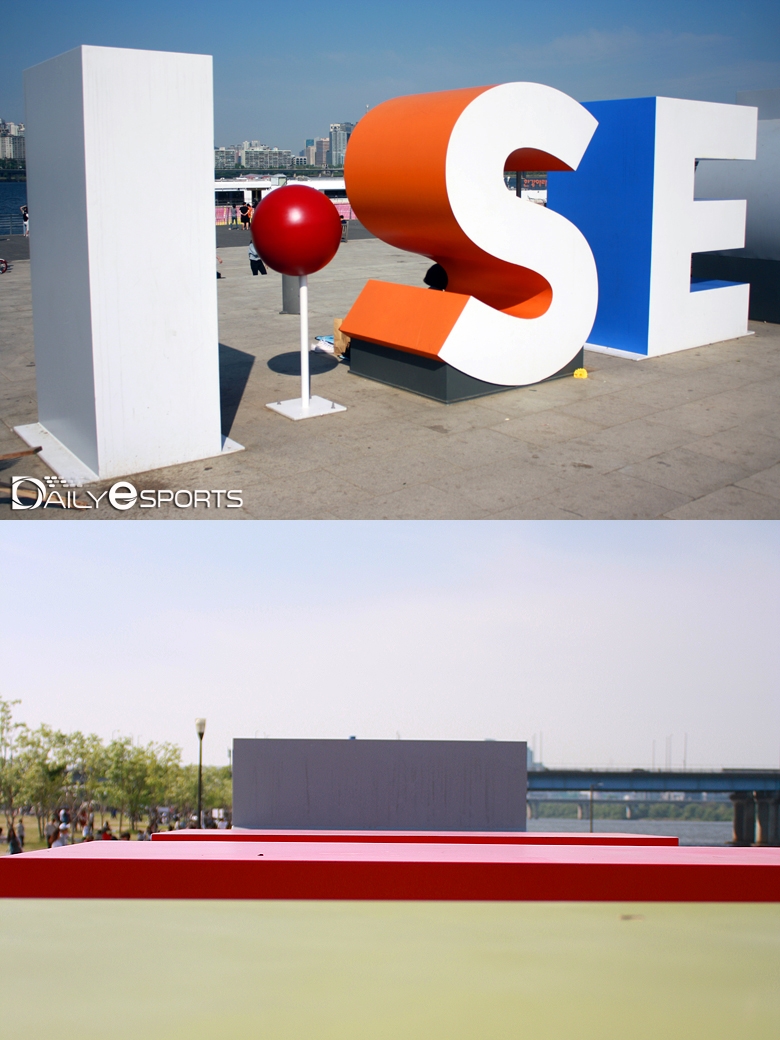'I·SEOUL·U' 조형물의 위쪽도 찾아봤지만 보물은 없었다.