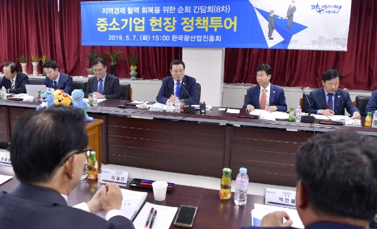 이용섭 광주광역시장이 7일 오후 북구 한국광산업진흥회에서 열린 광산업·의료산업 기업인과의 간담회에 참석해 대표들과 대화를 나누고 있다./사진=광주광역시