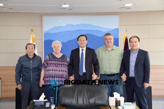 김동찬 광주광역시의회 의장은 5월7일 5.18진상을 세계에 알리기 위해 노력한 고 아놀드 피터슨 목사의 유족을 접견하고 감사의 마음을 전했다.사진=시의회