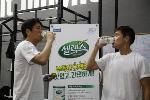 셀렉스 챌린지 참가자들이 그룹PT 받은 후 셀렉스 코어 프로틴 제품을 섭취하는 모습. / 사진 제공 = 매일유업