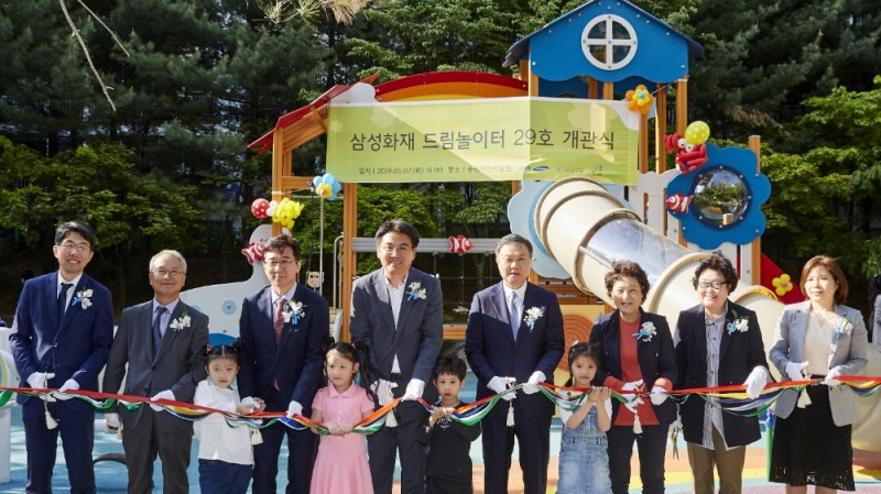 박두준 아이들과미래재단 상임이사(왼쪽 2번째), 고용진 국회의원(왼쪽 3번째), 오승록 노원구청장(왼쪽 4번째), 최영무 삼성화재 사장(왼쪽 5번째) 등이 참석한 가운데 삼성화재 드림 놀이터 29호 테이프 커팅식을 진행하고 있다. / 사진 제공 = 삼성화재