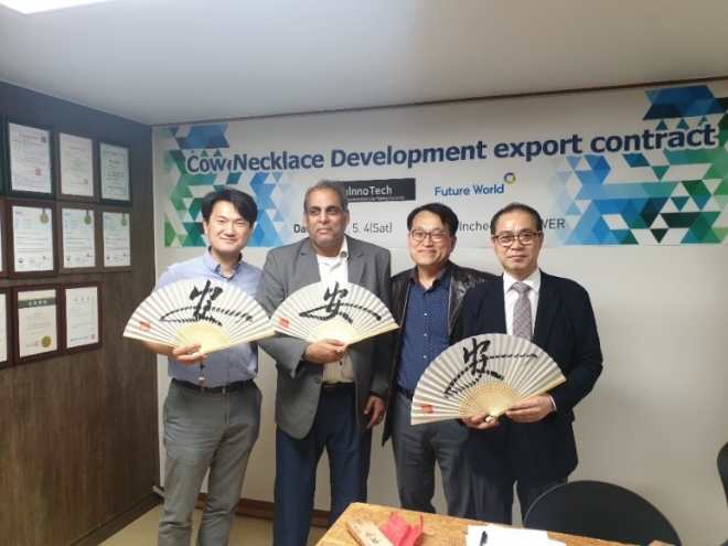'퓨처월드'는 인천IT타워 소재 본사에서 미국 실리콘밸리의 Hanuinnotech사(대표 챈드라, 왼쪽 두번째)와 COW 웨어러블 공동개발 및 생산 공급 계약을 체결했다고 8일 밝혔다./ 사진 제공 = 퓨처월드