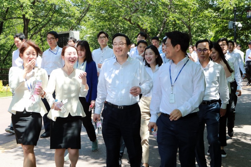 우리은행이 활기찬 일터조성과 직원 건강 증진을 위해 ‘건강한 우리(Woori) 만들기’ 프로그램을 실시한다. 손태승 우리금융그룹 회장 겸 우리은행장은 지난 7일 서울 남산 자연생태길을 직원들과 걸으며 건강 걷기 행사를 가졌다.