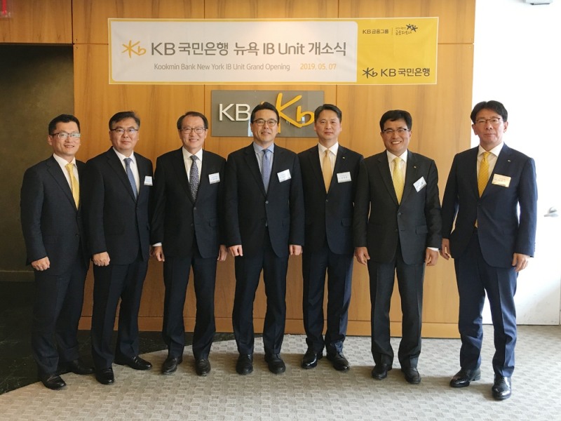 7일 국민은행 미국 뉴욕지점에서 열린 뉴욕 IB Unit 개소식에서 참석자들이 포즈를 취하고 있다. (왼쪽부터) 류영준 KB국민은행 뉴욕지점장, 유창민 금융감독원 뉴욕사무장, 정상돈 한국은행 뉴욕사무소장, 김성욱 주미 한국대사관 재경관, 송태훈 KB국민은행 뉴욕 IB Unit장, 오보열 KB국민은행 CIB고객그룹 부행장, 이재근 KB국민은행 경영기획그룹 전무 / 사진 제공 = 국민은행