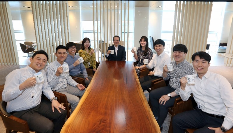 신한생명은 릴레이 참여식 환경운동 캠페인인 ‘플라스틱 프리 챌린지’에 동참했다고 8일 밝혔다. 성대규 신한생명 사장이 직원들과 함께 머그컵을 들고 차담을 나누며 캠페인 참여를 알리는 기념촬영을 하고 있다.