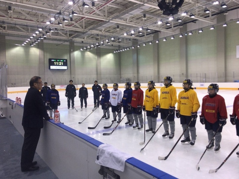 지난 3월 대표팀 격려차 진천선수촌을 방문한 정몽원 대한아이스협회 회장과 여자 대표팀 선수 모습. 마니아리포트DB