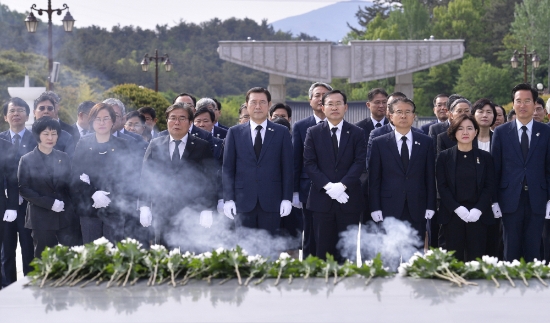 이용섭 광주광역시장이 제39주년 5·18민주화운동 기념식을 앞두고 8일 오전 북구 운정동 국립5·18민주묘지를 찾아 김동찬 광주시의회 의장, 시의원, 시청 간부공무원 등과 함께 박관현 열사의 묘역을 참배하고 있다./사진=광주광역시