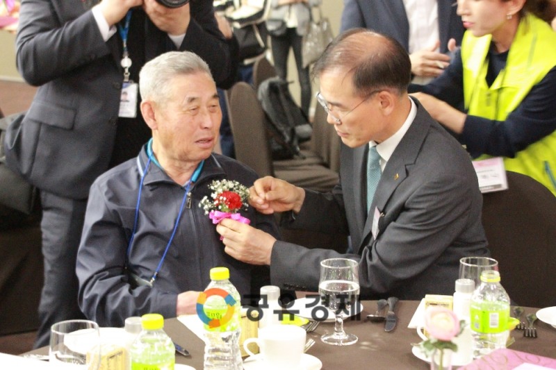 남영수 부행장이 행사에 참석한 어르신께 카네이션을 달아드리고 있다.