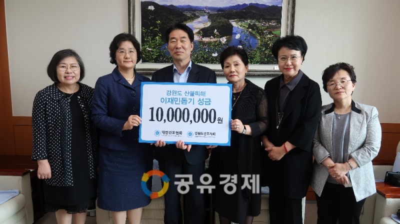 (좌측부터) 김명희 강원도간호사회 제1부회장, 장희정 강원도간호사회 회장, 김성호 강원도 행정부지사, 대한간호협회 손혜숙 상근이사, 강원도간호사회 손은진 이사, 장명숙 사무처장