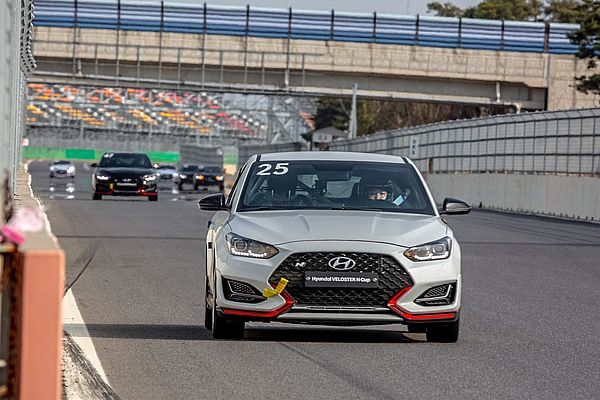 지난 3월 31일 영암 국제자동차경주장에서 개최된 '현대 N 페스티벌 예선라운드'에서 트랙 위를 달리고 있는 벨로스터 N과아반떼의 모습. / 사진 제공 = 현대자동차