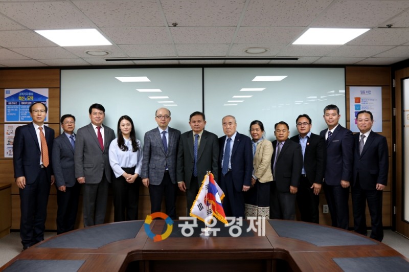 짠펭 수띠봉 라오국가건설전선 사무총장(왼쪽 여섯 번째)을 비롯한 라오스 민관 방문단이 일동제약 본사를 내방해 기념사진을 찍고 있다.