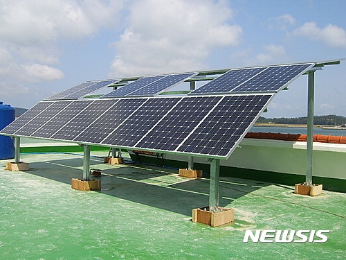 마을회관 옥상에 설치된 태양광 발전시설./사진=뉴시스