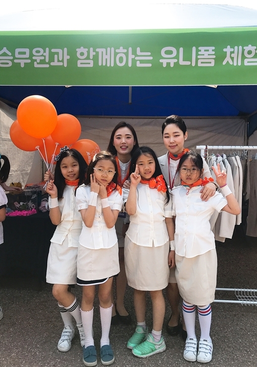 제주항공 객실승무원들이 5월9일 서울 여의도공원에서 열리고 있는 ‘2019 서울 안전 한마당’에서 ‘항공안전체험교실’에 참여한 어린이들에게 승무원 직업체험교육을 진행하고 있다.