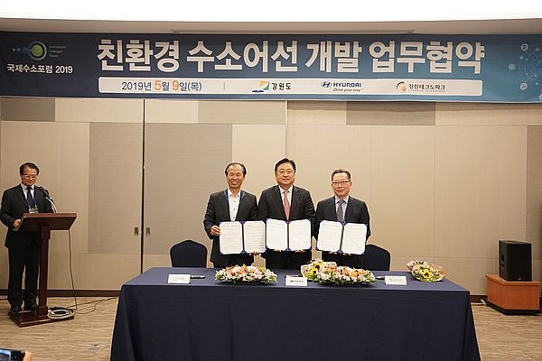 현대차는 9일 강원도 평창에서 강원도, 강원테크노파크 등과 함께 ‘친환경 수소어선 개발 업무협약(MOU)’을 체결했다. (왼쪽부터) 최문순 강원도지사, 양진모 현대자동차 부사장, 김성인 강원테크노파크 원장. / 사진 제공 = 현대자동차