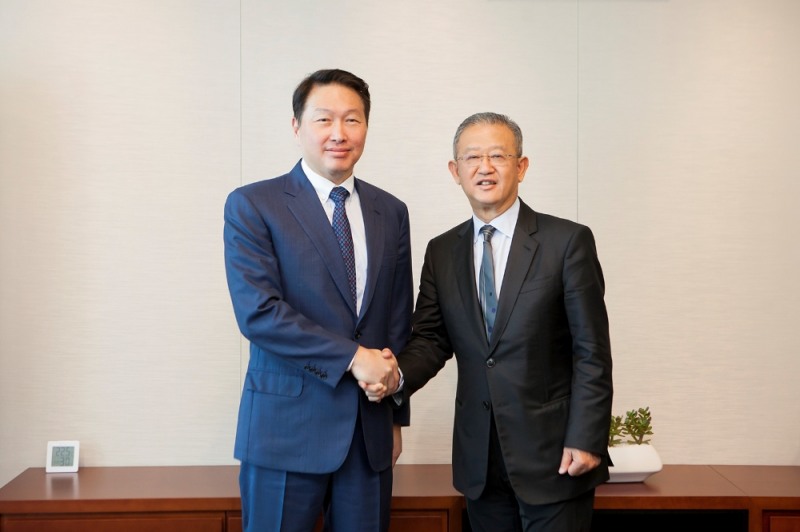 5월 9일 SK텔레콤 본사에서 AIA그룹 응 켕 후이(Ng Keng Hooi) CEO 겸 회장과 SK그룹 최태원 회장이 만나 ‘공유가치 창조 및 사회적 가치 강화’를 위한 협력방안을 논의하기 전 악수를 나누고 있다.