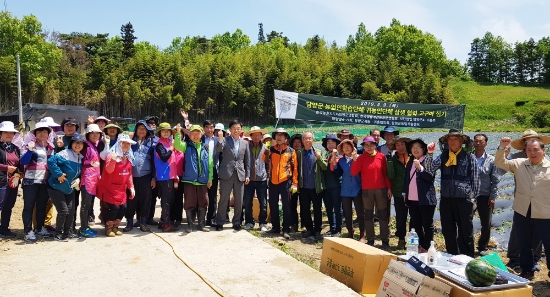 농업인 단체와 귀농인 단체 회원 110명이 참석한 가운데 상생‧협력 고구마 심기 행사를 개최했다./사진=담양군