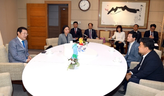 이용섭 광주광역시장이 10일 오후 시청 3층 접견실에서 제14회 입양의 날을 맞아 입양가족을 이루고 있는 시 공무원들을 격려하고 있다./사진=광주광역시