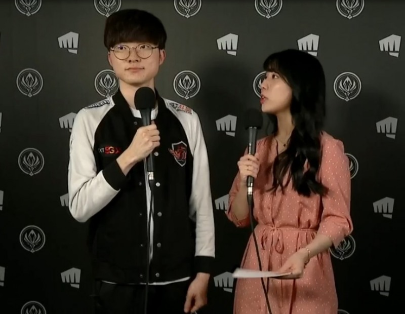 SKT의 미드 라이너 '페이커' 이상혁(왼쪽)이 방송 인터뷰에 임하고 있다(사진=생중계 화면 캡처).