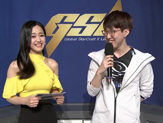 데뷔 첫 GSL 16강에 오른 신희범(오른쪽).