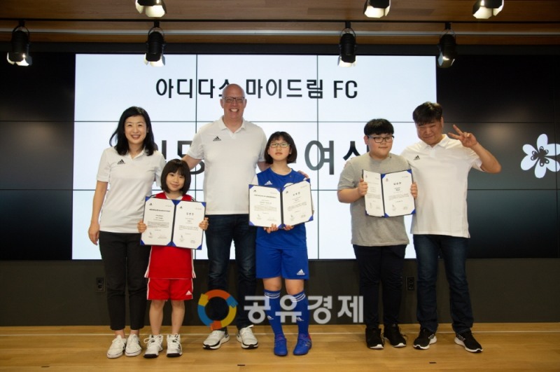 아디다스코리아는 전문적인 스포츠 교육을 접하기 힘든 지역아동에게 전문 스포츠 교육을 지원하는 프로그램 '2019 아디다스 마이드림 FC'의  발대식을 5월 11일(토) 서울 서초구에 위치한 아디다스코리아 본사에서 아동 300여명과 아디다스 임직원, 대학생 봉사단, 코치 등이 참석한 가운데 진행되었다.