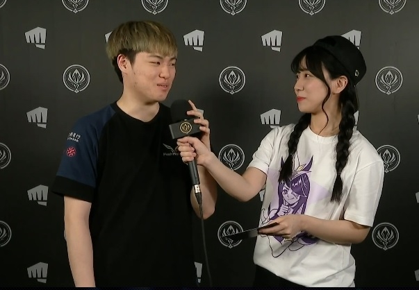 플래시 울브즈의 정글러 '부기' 이성엽(왼쪽)이 방송 인터뷰에 응하고 있다(사진=생중계 화면 캡처).