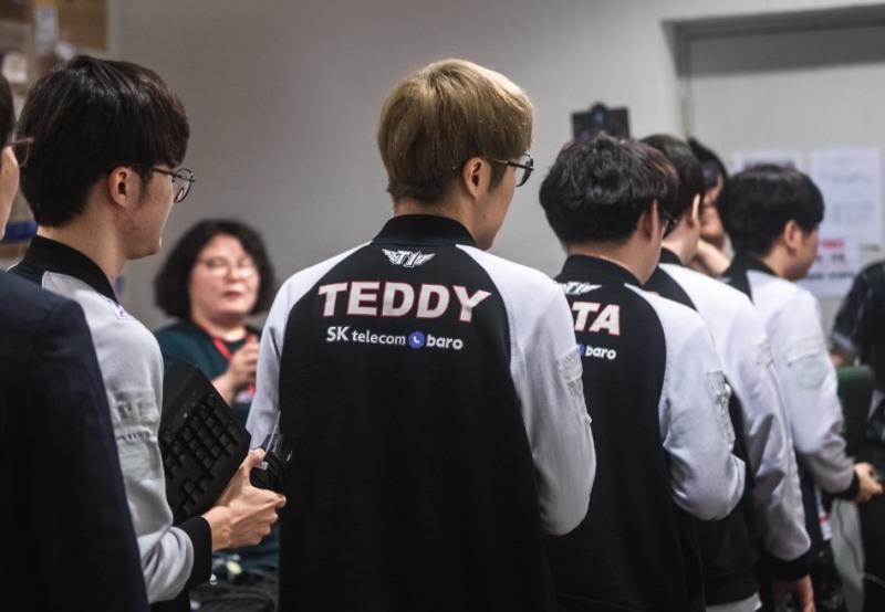 왠지 어깨가 무거워 보이는 SK텔레콤 선수단(사진=라이엇 게임즈 제공).