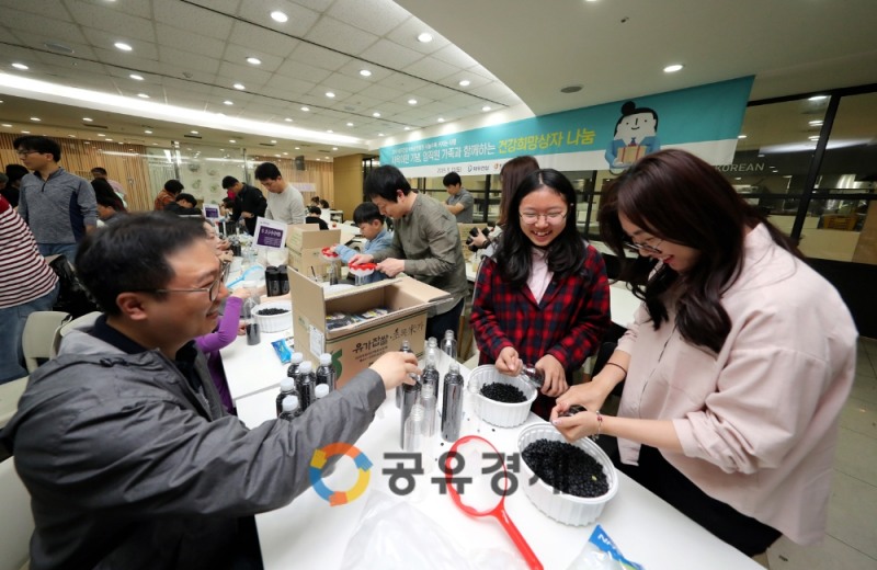 지난 11일 대우건설 직원과 가족이 광화문 본사에서 소외계층에 전달할 6가지 곡식을 담은 건강희망상자를 만들고 있다. 사진=대우건설 제공