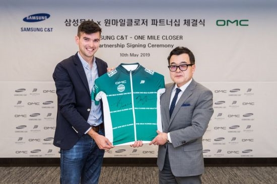 삼성물산 패션부문은 지난 10일 서울시 강남구 도곡동 본사에서 원마일클로저와 스포츠 부문 파트너십을 체결했다. 사진은 박철규 삼성물산 패션부문장(오른쪽)과 제임스 후퍼가 빈폴스포츠와 협업한 사이클링 셔츠에 사인하고 있는 모습