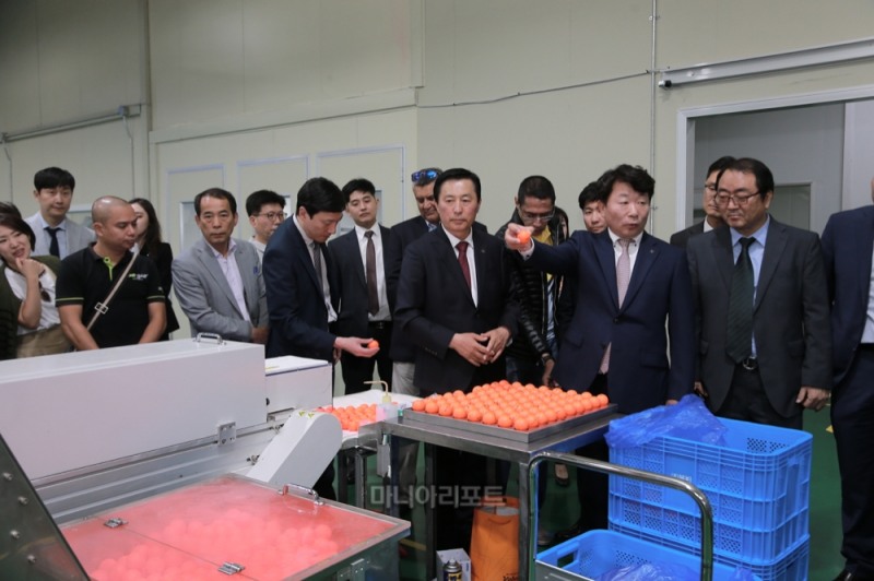 제2공장 투어 중 제작 과정을 설명하는 문경안 회장과 경청하는 내빈.