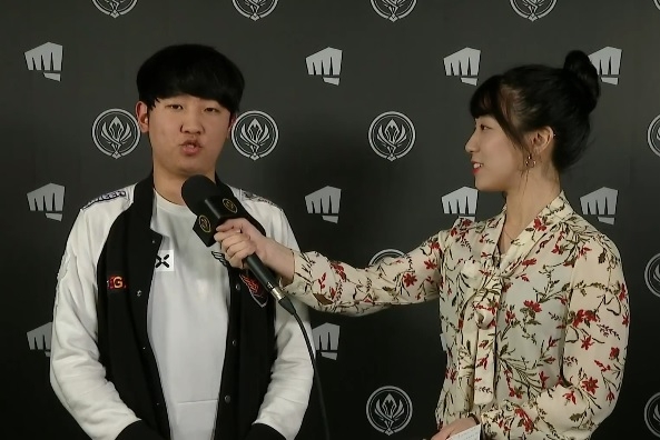 SK텔레콤 T1의 톱 라이너 '칸' 김동하(왼쪽)가 방송 인터뷰를 하고 있다(사진=생중계 화면 캡처).