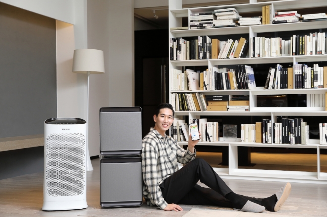 삼성전자는 최근 각 가정에서 방마다 공기청정기를 놓고 사용하는 트렌드를 고려해 실내 공기질 통합 관리 서비스인 ‘스마트싱스 에어(SmartThings Air)’를 새롭게 출시했다고 14일 밝혔다. 이 서비스는 안방·거실·아이방 등 각 공간에 설치된 공기청정기의 센서로 측정된 실내 공기 오염도와 실외 공기질·예측 정보까지 조합해 실시간으로 실내외 공기질 상태를 한눈에 확인할 수 있도록 해 주며, 상황별로 최적의 공기질 관리법을 추천해 준다. ‘스마트싱스 에어’는 스마트폰에 스마트싱스 앱을 설치하고 와이파이를 지원하는 삼성 공기청정기 모델과 연동하면 간편하게 이용할 수 있다. 사진은 삼성전자 모델이 실내 공기질 통합 관리 서비스 '스마트싱스 에어'를 소개하고 있는 모습. / 사진 제공 = 삼성전자