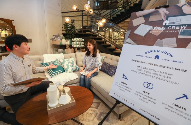 WSI 플래그십 스토어 논현점에서 고객이 디자인 크루 상담을 받고 있는 모습. / 사진 제공 = 현대백화점그룹