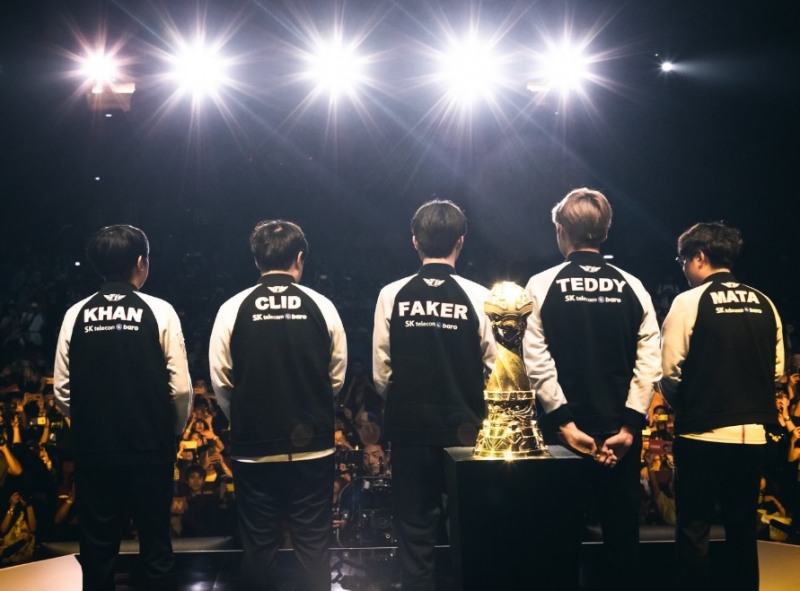 SK텔레콤 T1 선수들의 뒷모습(사진=라이엇 게임즈 제공).