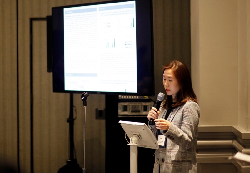 미국 시카고에서 열린 2019년 세계피부연구학회 학술대회에서 아모레퍼시픽 기술연구원 최은정 책임연구원이 발표하고 있다.사진=아모레퍼시픽 제공