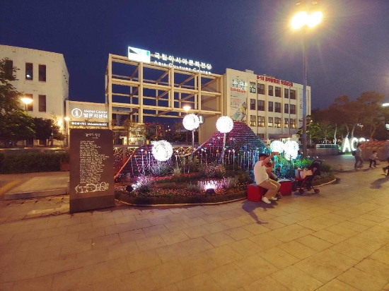 옛 전남도청 앞 5·18민주광장 내에 ‘시가 있는 꽃벽정원’/사진=광주광역시