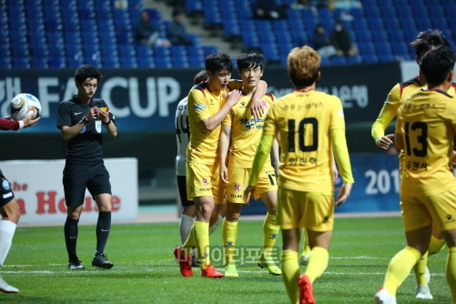 지난달 17일 FA컵 32강 안동과학대전 엄원상 득점 세리머니/사진_광주FC 제공