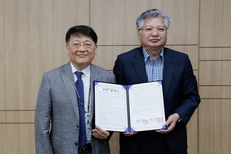 사진=사진김영인 국제성모병원장(좌), 정연용 인천시 보건복지국장(우)