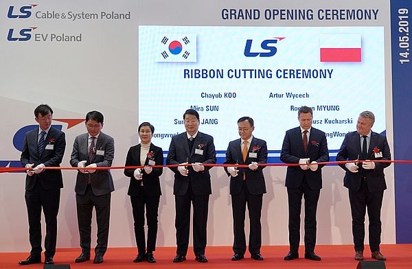 LS전선은 14일 폴란드 지에르조니우프시에서 (왼쪽부터) 이동욱 LS전선 폴란드 법인장, 장승세 LG화학 폴란드 법인장, 선미라 주 폴란드 한국대사, 구자엽 LS전선 회장, 명노현 LS전선 대표, 아르투르 비체 폴란드 경제부 국장, 다리우시 쿠츠하르스키 지에르조니우프시 시장 등이 참석한 가운데 케이블 공장 준공식을 가졌다. / 사진 제공 = LS전선