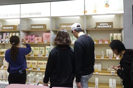 지난 14일 올리브영 명동본점을 방문한 고객들이 선물을 고르고 있는 모습. / 사진 제공 = CJ올리브네트웍스