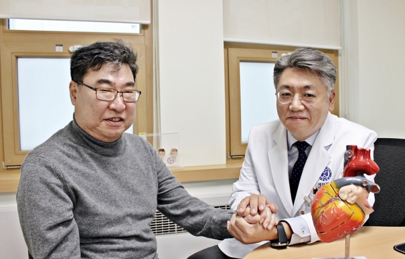 정기 진료를 받으러 온 이승영 환자와 윤영남 교수(사진 오른쪽)