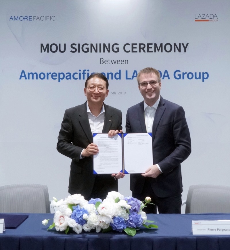 ㈜아모레퍼시픽 안세홍 사장(좌)과 라자다 그룹 피에르 포이그넌트(Pierre Poignant) CEO(우)가 아모레퍼시픽 본사에서 MOU에 서명하고 있다. 