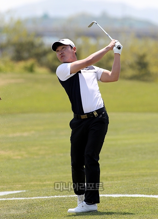 아이언 샷을 날리는 전가람. 사진=마니아리포트DB